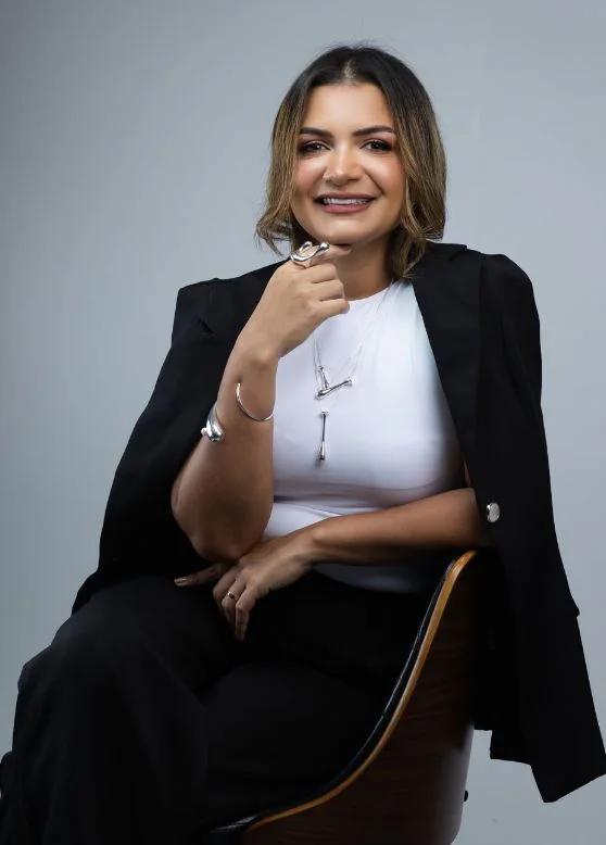 Tayannara Carvalho em retrato próximo, em ambiente profissional